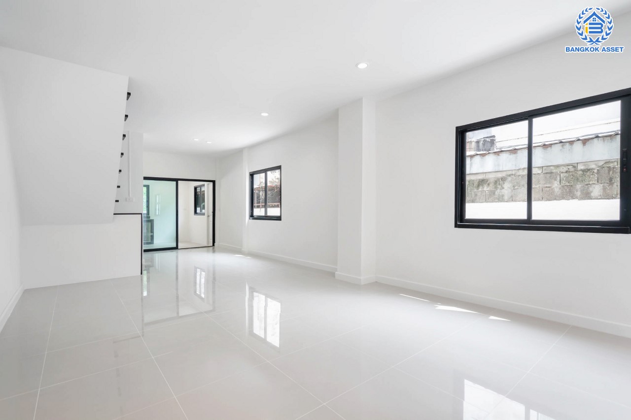 บ้านมือสองตกแต่งใหม่ ม.นันทนาการ์เด้นท์2 รัตนาธิเบศร์-ท่าอิฐ ทาวน์เฮ้าส์หลังใหญ่ ห้องริม แบรนด์ Property Perfect เนื้อที่ 34.5 ตร.ว. ฟังก์ชัน 2 ห้องนอน 2 ห้องน้ำ บนทำเลเดินทางสะดวก เชื่อมต่อหลายเส้นทาง ใจกลาง 2 เซ็นทรัลฯ เพียง 5 นาทีถึงรถไฟฟ้า "สถานีบางรักน้อยท่าอิฐ"